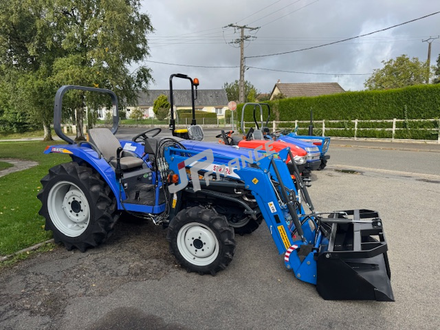Produits JP FRANCE - ISEKI 25CV 3 CYLINDRES DIESEL 4 RM DIRECTION ASSISTÉE + CHARGEUR MULTIFONCTION - OCCASIONS - Tracteurs et Microtracteurs - OCCASIONS - 