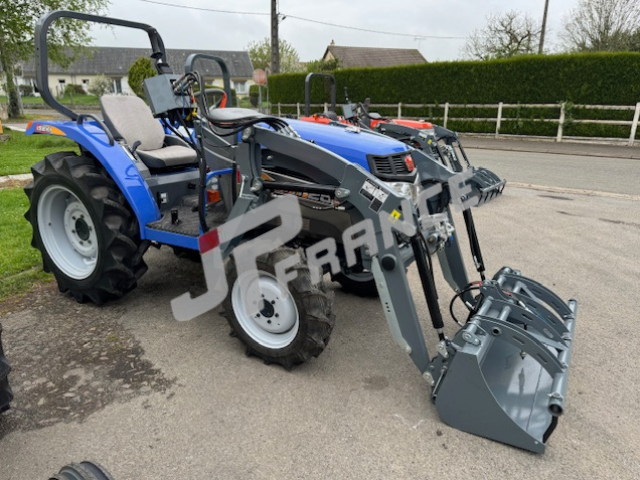 Produits JP FRANCE - ISEKI 25 CV DIRECTION ASSISTEE 4 RM + CHARGEUR MULTI NEUF - OFFRES SPÉCIALES DU MOMENT - Tracteurs et Microtracteurs - OCCASIONS - OFFRES SPÉCIALES DU MOMENT