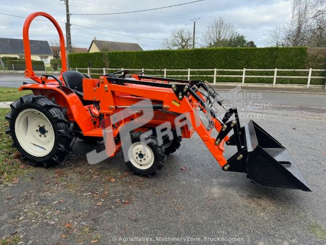 Produits JP FRANCE - KUBOTA 19 CV  4 RM + CHARGEUR TERRE - Avec chargeur - Tracteurs et Microtracteurs - OCCASIONS - Avec chargeur