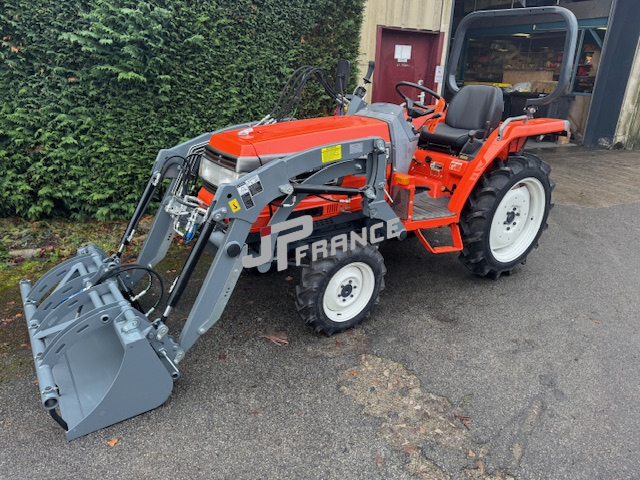 Produits JP FRANCE - KUBOTA 20 CV DIRECTION ASSITÉE D'OCCASION RÉVISÉ + CHARGEUR MULTI A DECROCHAGE RAPIDE - OFFRES SPÉCIALES DU MOMENT - Tracteurs et Microtracteurs - OCCASIONS - OFFRES SPÉCIALES DU MOMENT