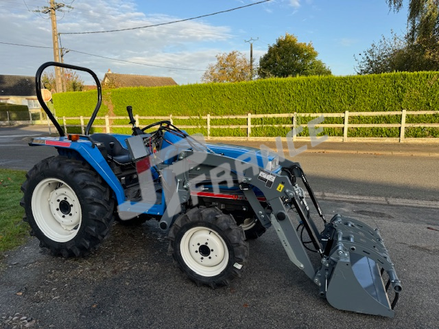 Produits JP FRANCE - ISEKI 26 CV 3 CYLINDRES DIESEL /DIRECTION ASSISTEE / INVERSEUR DE MARCHE d'occasion révisé avec CHARGEUR MULTIFONCTION NEUF - OFFRES DU MOMENT - Tracteurs et Microtracteurs - OCCASIONS - OFFRES DU MOMENT